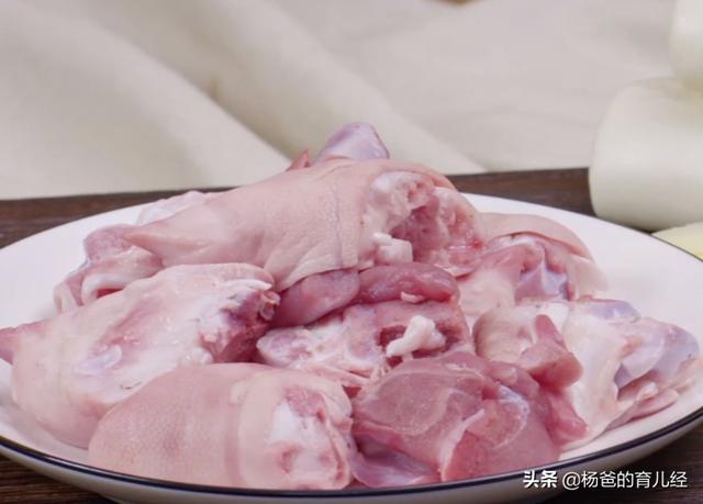 香煎馒头搭配酱香猪脚，孩子爱吃的居家美食，软烂鲜香，美味解馋
