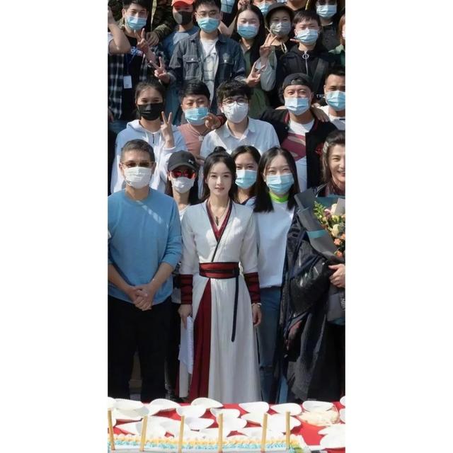 资讯早知道@红人馆 | 赵丽颖的头只有你的口罩一半大