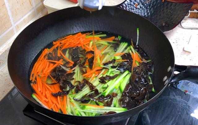 天冷了，萝卜和它是绝配，炒一炒，鲜香味美营养高，不懂吃可惜了