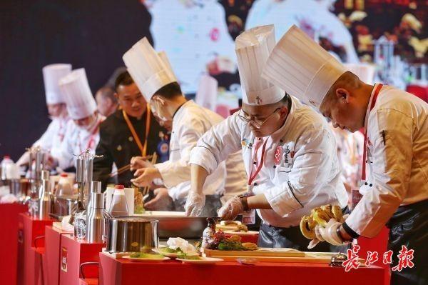 全国顶尖大厨“抡勺比武”，武汉伢凭藕夹技艺获封“厨神”
