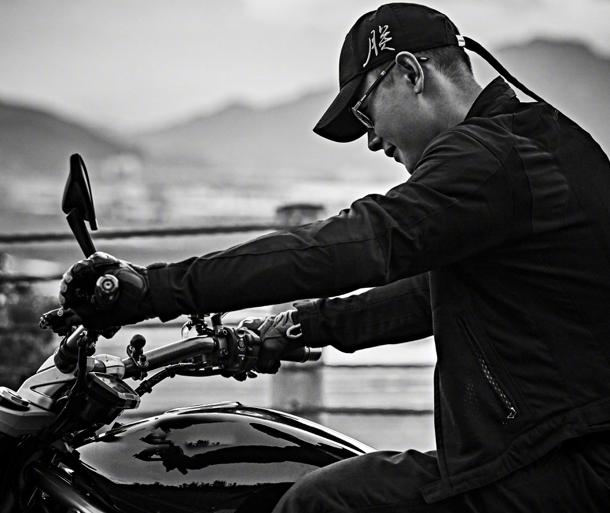 冷无情|罗晋变高调，唐嫣老公骑摩托车耍帅，戴鸭舌帽还连凹5个造型