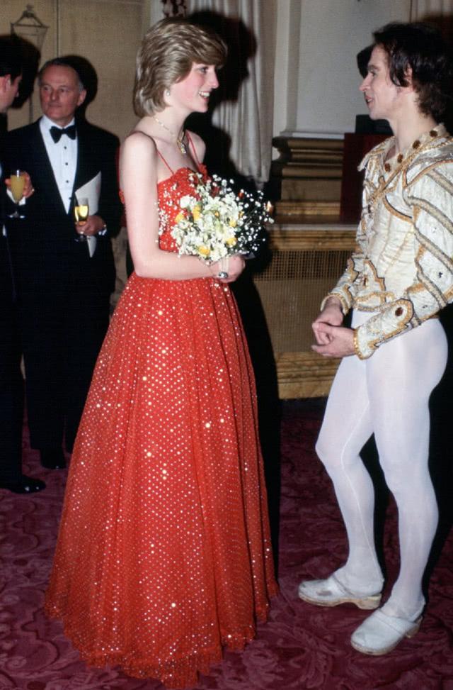 最时尚戴安娜王妃穿衣大胆让人惊讶，凯特梅根都不及，完美诠释玫瑰风采