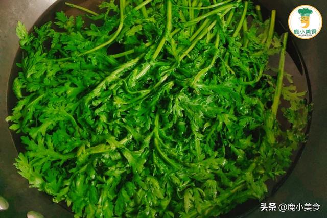 失眠记得多吃“茼蒿菜”，每周吃2次，安神营养，整晚好睡眠