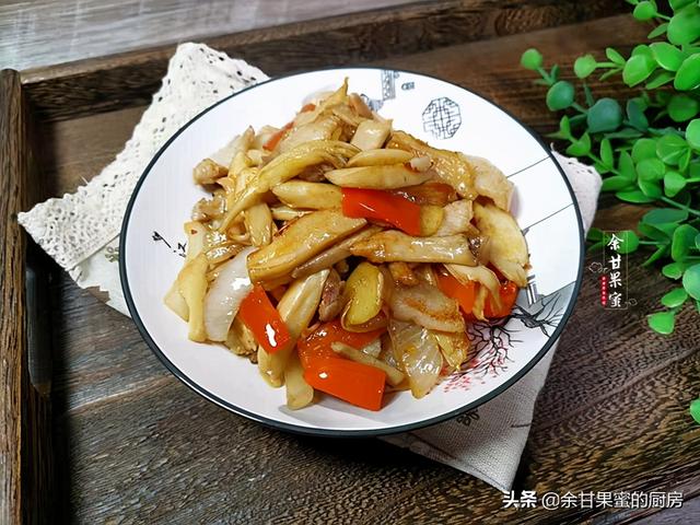 五花肉煸炒杏鲍菇，炒一炒就出锅，鲜香不腻又下饭