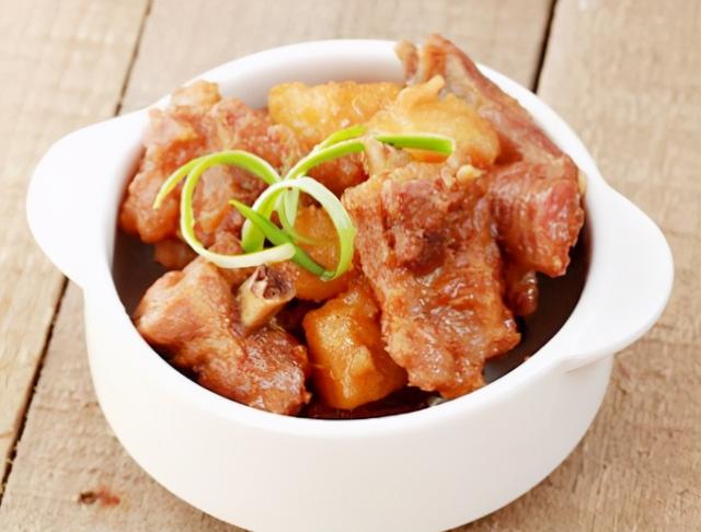 炖排骨时，有人先焯水有人直接炖？厨师长：做错了，教你正确做法