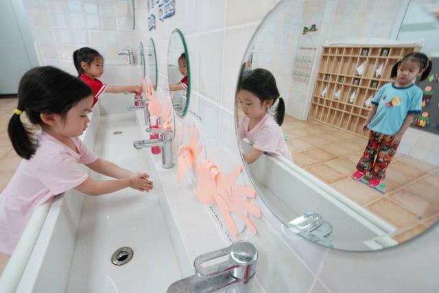 北京日报客户端|四合院着汉服行拱手礼！小朋友今天“回家”了