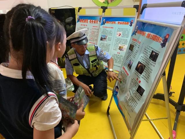 超级宝妈|庆“六一”| 南城交警把“安全”带进校园