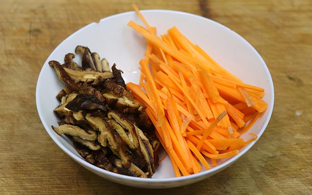 冬季，要顺应节气合理膳食，教你做五彩豆皮卷，有菜有肉营养好