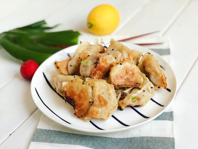 好吃不如饺子，朴素的猪肉白菜煎饺，酥脆鲜香，带给你家的味道