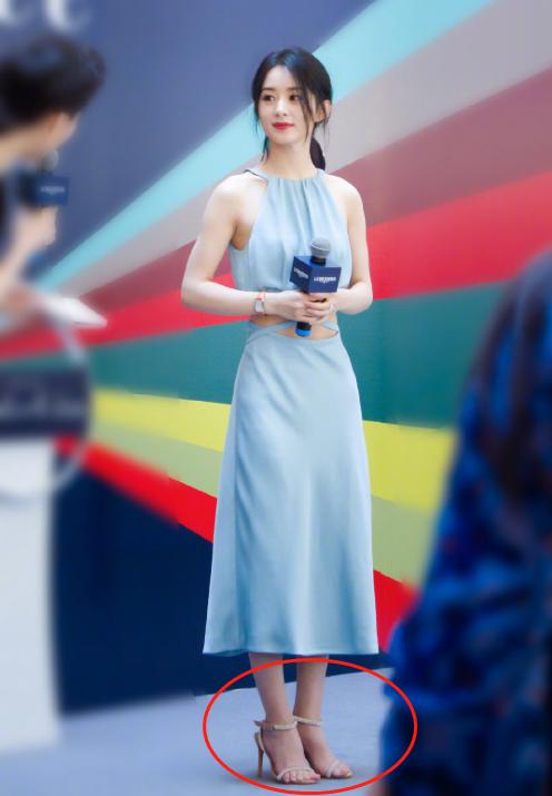 初凉|上帝吻了赵丽颖的脚,却给了她一双“埃及脚”,穿高跟鞋太真实了