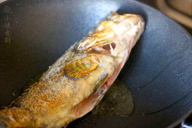 炖鱼时，汤汁寡淡是调料少了吗？我加了“2样”，鱼汤奶白肉质鲜