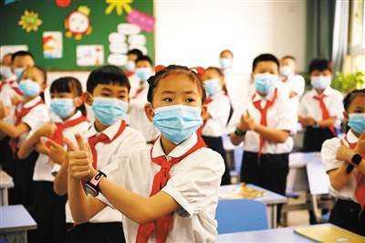 你的育儿经:幼儿园开学,家长最担心的事还是发生了:孩子蓝色口罩变成粉色