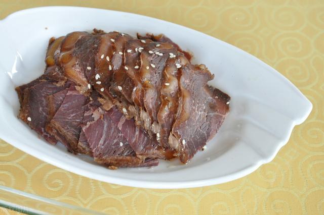 做卤牛肉时，牢记“1腌2泡”的窍门，牛肉鲜嫩入味，不柴不腥