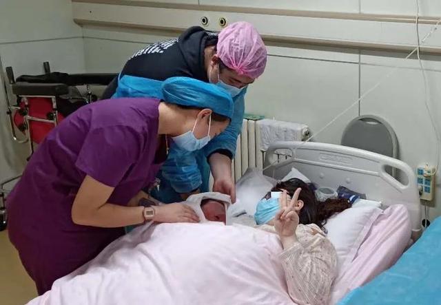 「超级宝妈」青岛三医“导乐分娩”满足您陪伴爱人的愿望