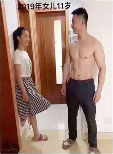 你的育儿经■爸爸拍照记录女儿成长变化，结果比女儿火，网友：看到身材酸了