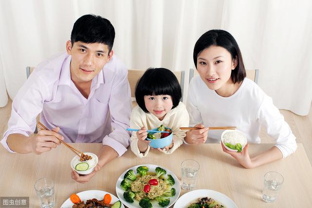 #你的育儿经#妈妈出门取快递，回来后的一幕让她崩溃：女儿躺在大片“血泊”中