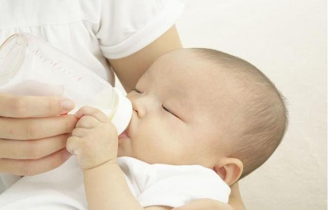 「你的育儿经」宝宝溢奶、吐奶的区别，妈妈要分清，不然宝宝遭罪