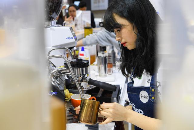 咖啡|遇见Coffee｜咖啡飘香国展中心，来看小姐姐用植物奶“拉花”