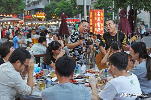 去饭店吃饭，为何服务员先端一碟花生米上来？顾客：满满的套路