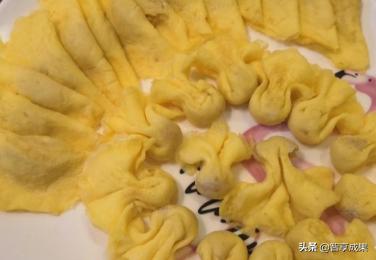 【你的育儿经】宝宝辅食做法推荐：简易三色紫菜饭团、宝宝蛋饺、花朵溶豆，馋了