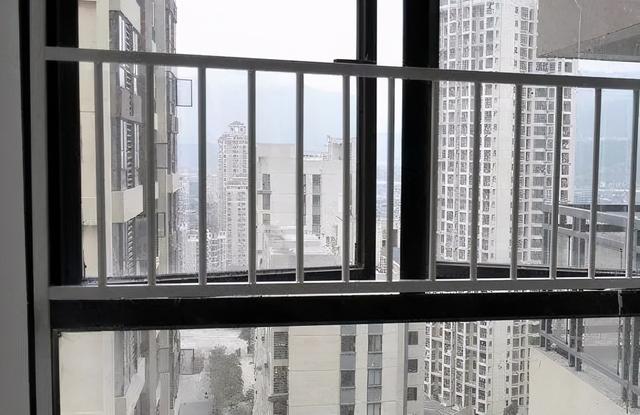 家人趁宝宝睡觉出门买宵夜，孩子醒后去阳台寻人，却从15楼跌落