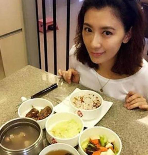 你的育儿经■90后准妈妈晒孕妇餐走红,因无人照顾,只能做超简易“懒人餐”