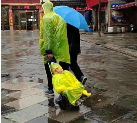『超级宝妈』笑着哭！萌娃被爸爸整蛊，用快递单粘在脸上，撕下来那一刻肉疼！