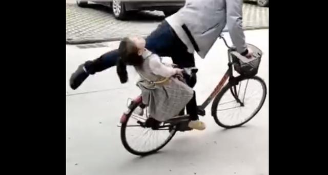 「超级宝妈」父女骑车最佳姿势，网友酸了：我小时候就惨了，天天遭遇＂扫荡腿＂
