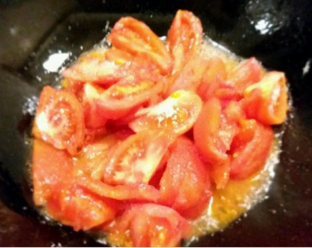 金针菇吃腻了，配点番茄一起做，酸酸甜甜新滋味