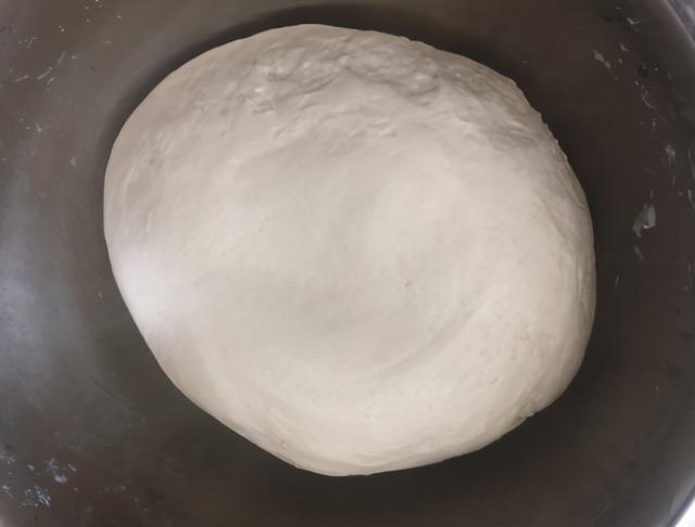 葱花烙饼怎样做才好吃？有人开水烫面有人用发面，教你正确做法