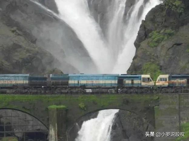 旅行柚子君@印度跑水火车，火车在300米瀑布下经过，游客：直接被一锅端！