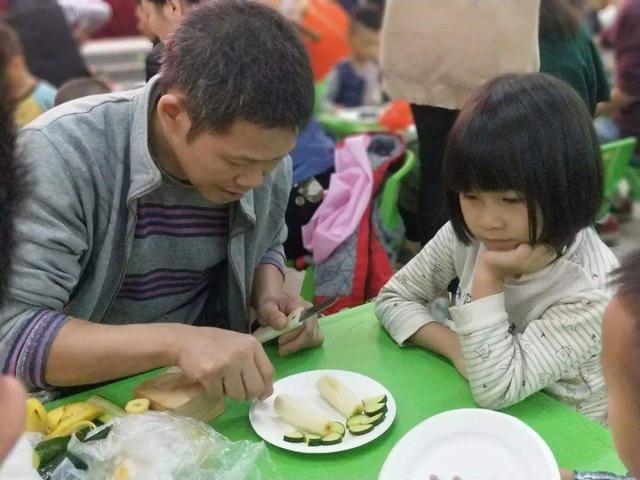你的育儿经■幼儿园举行“水果拼盘”活动，照片发到群里后，家长看了却要报警