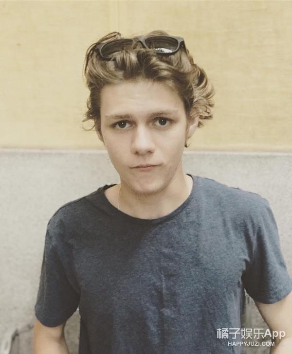 原味哆啦|还记得《钢铁侠3》里救下Tony的男孩吗，他现在长这样