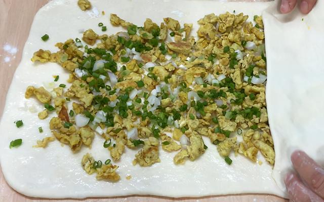 鸡蛋饼的新做法，口感更加丰富，外皮酥香爽口，比早餐店买的好吃