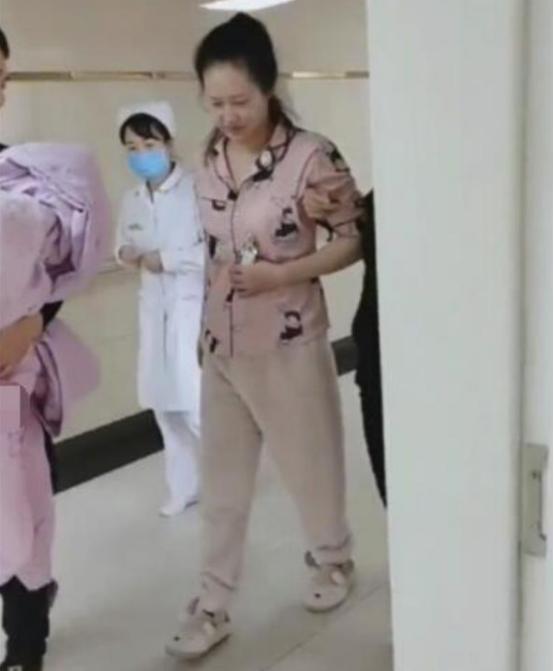 你的育儿经▲“最强悍产妇”火了，顺产完直接走回病房，网友：跟闹着玩似的