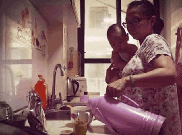 “娃都不喂就自己先吃饭，你太自私”，妈妈更爱自己，就有罪吗？