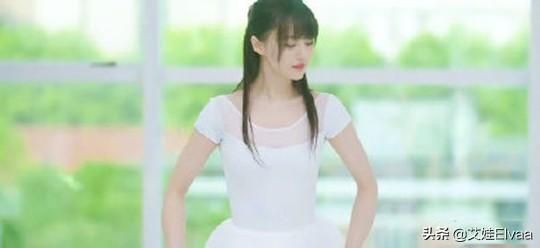 时尚迪科郑爽活该火首次跳芭蕾舞，穿白裙秀“漫画腿”比女团还美，真拉风