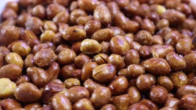 炸花生米，很多人一下锅就错，大厨教你这技巧，花生酥脆不焦