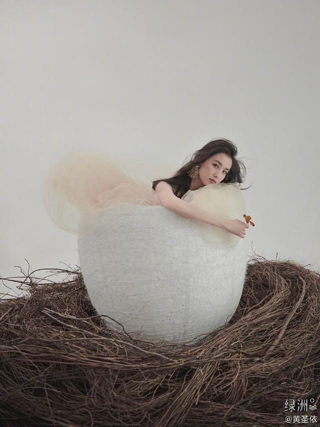 「中国青年网」37岁黄圣依“化茧成蝶”穿纱裙露美背宛如仙女