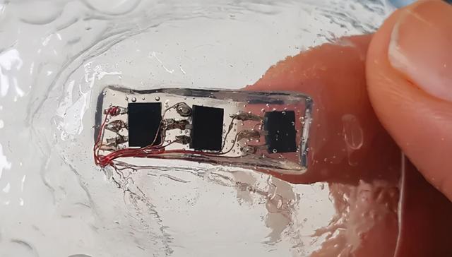 戴上这个神奇牙套，舌头就能当鼠标