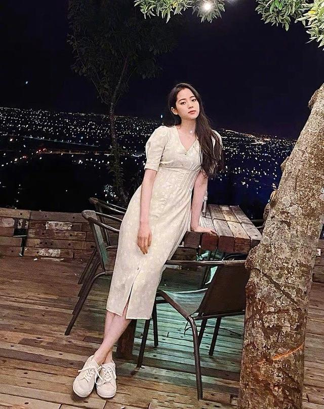 时尚迪科中性风高手欧阳娜娜,居然破天荒走起了淑女风,白色连衣裙超温柔