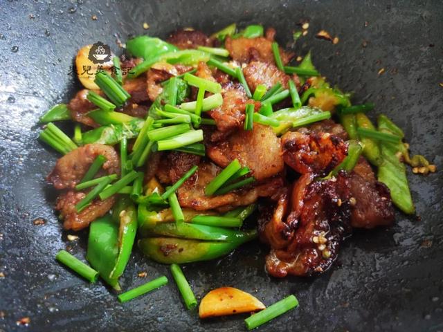 五花肉简单腌一腌，放锅里一煎，出锅后肥而不腻，吃着比烤肉还香