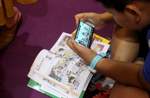 “妈妈，我想玩手机”，两个妈妈的教育，决定了孩子未来的性格