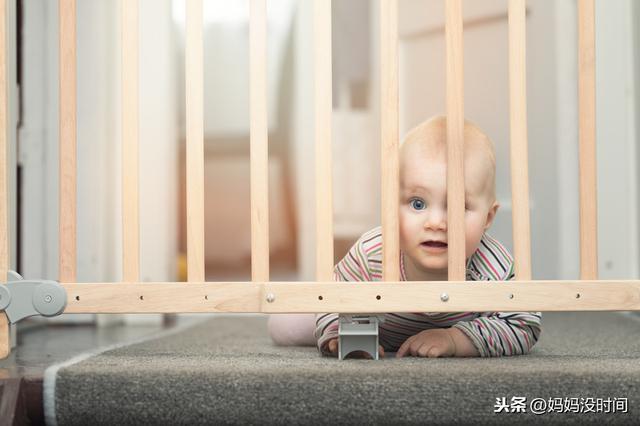 「超级宝妈」宝宝在沙发一头栽下，幸好爸爸手快接住：1岁前怎样预防宝宝摔伤
