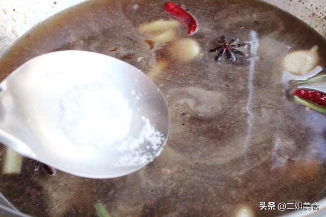 做红烧牛肉，只放生抽就错了，大厨：“多加2白”，入味还不塞牙