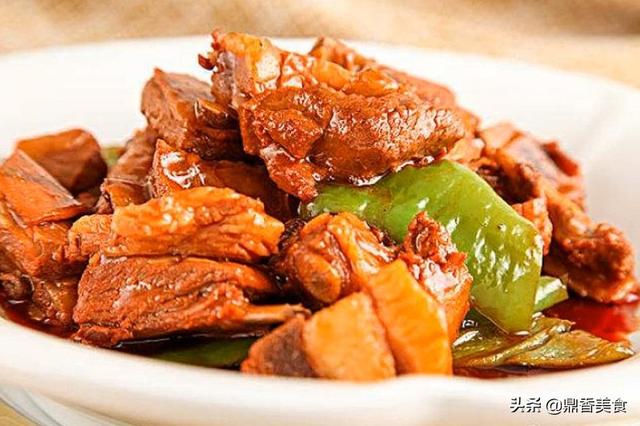 做黄焖羊肉时，焯水还是直接爆炒，方法正确，做出来比炖羊肉还香