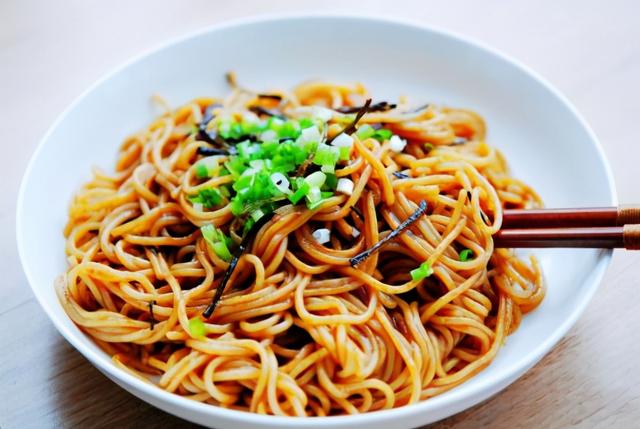 煮面条时，最忌开水下锅！面馆老板教你2招，煮的面条劲道又爽滑