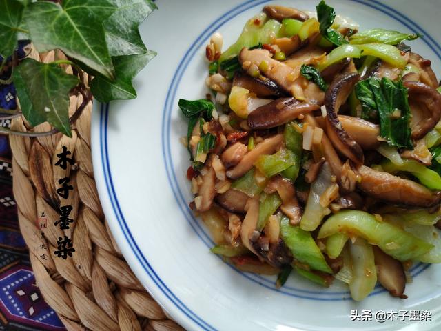 香菇炒油菜，别再放盐，加这2种酱料，咸香下饭味更鲜