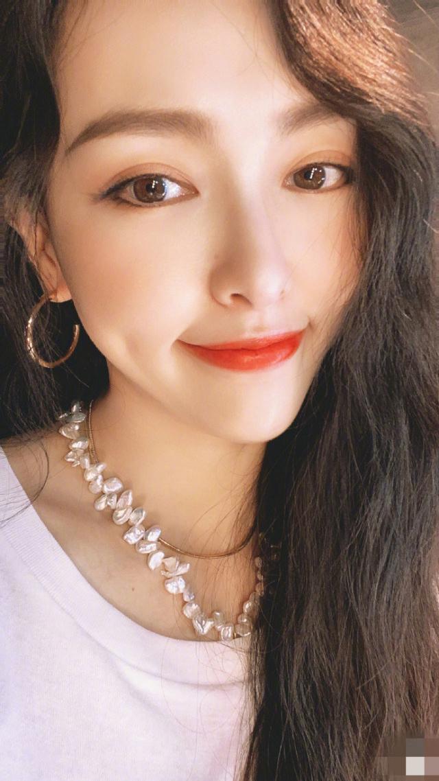 多拉不懂A梦|唐嫣产后首晒怼脸自拍，梨涡浅笑女神范依旧，大红唇超迷人