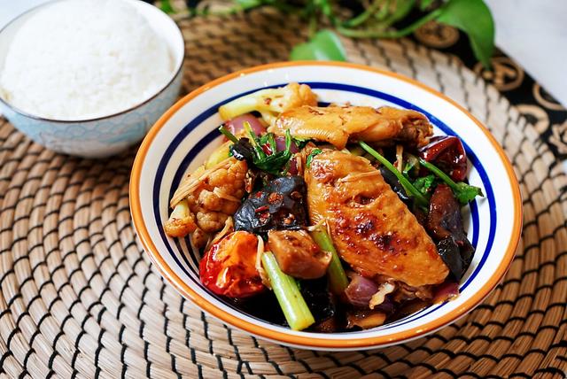 在家制作鸡翅麻辣香锅，食材丰富，营养更丰富，好吃到停不下来